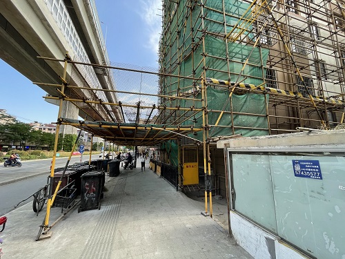 615404bc98ecb.jpg 防(fang)護(hu)棚(peng)未(wei)及時(shi)懸(xuan)掛安全警示(shi)牌.jpg